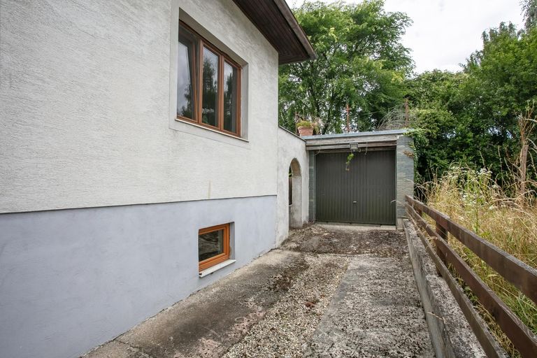 Nordseite mit Garage