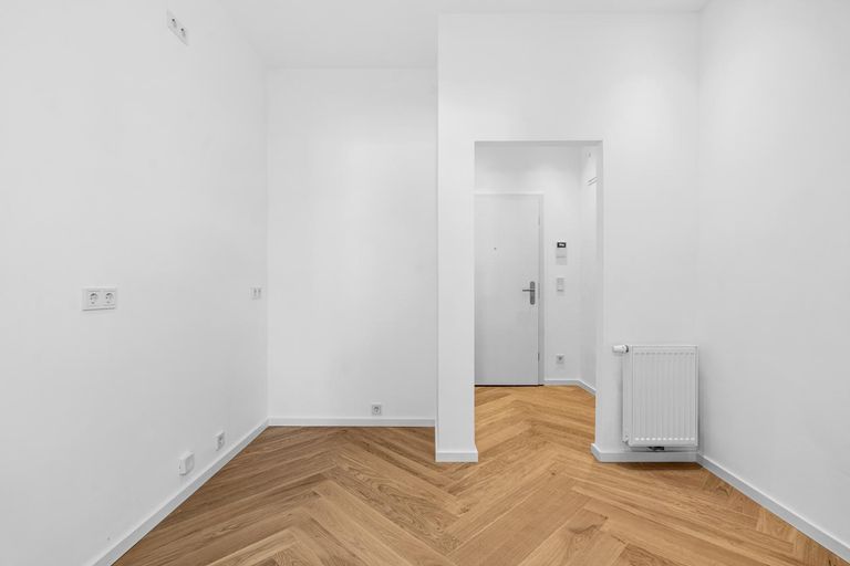 Küche mit Blick in den Vorraum