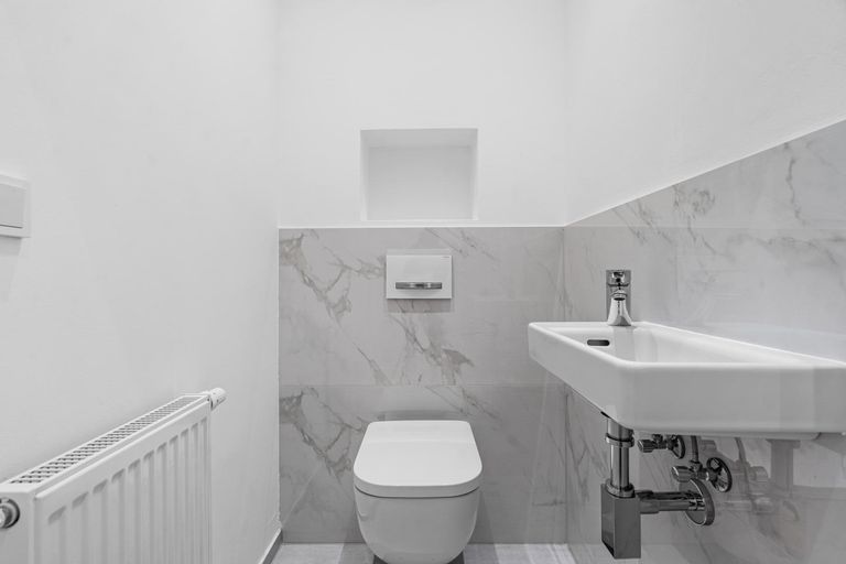 Toilette mit Handwaschbecken