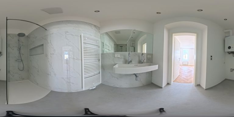 Badezimmer mit Dusche