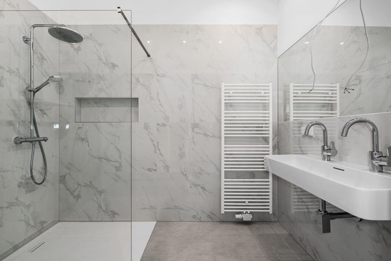 Badezimmer mit Dusche