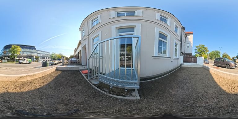 Hausansicht vorderseite mit zukünftigem Garten