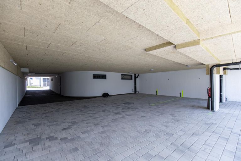 Apartment Neusiedl/See, Stellplätze Einfahrt