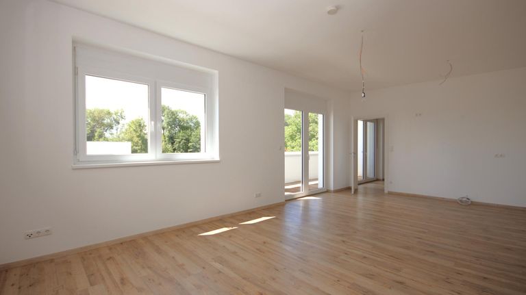 Wohnzimmer mit Küchenanschlüssen im rechten Eck