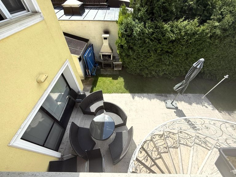 OG 1 / Terrasse mit Abgang zum Pool