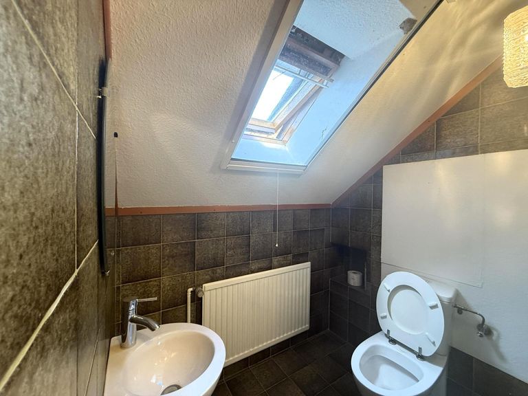 DG / vom Bad getrennte Toilette