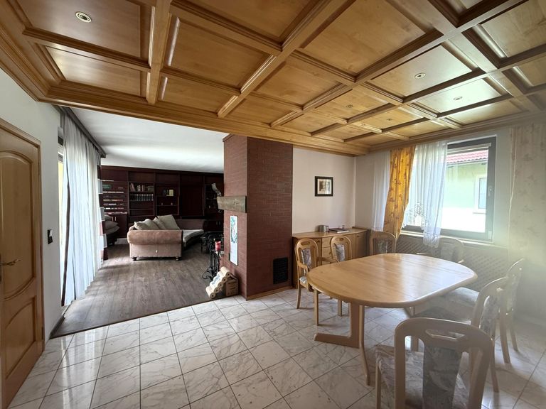 OG 1 / Essbereich mit Holzdecke und Einbauspots