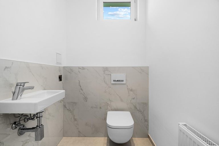 Toilette mit Handwaschbecken