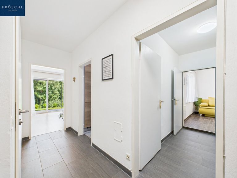 Ansicht Diele und Gang - Blick ins Wohn und Schlafzimmer