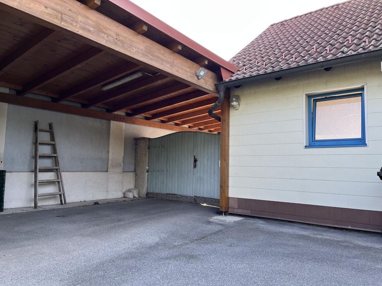 Carport über Einfahrt