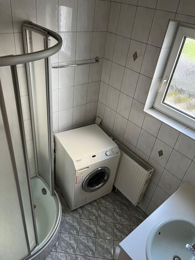 10_Badezimmer.jpg – Bad mit Dusche und Waschmaschi