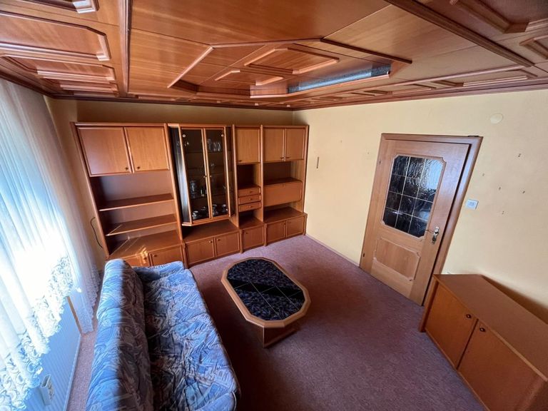 06_Wohnzimmer.jpg – Wohnbereich mit Holzdecke