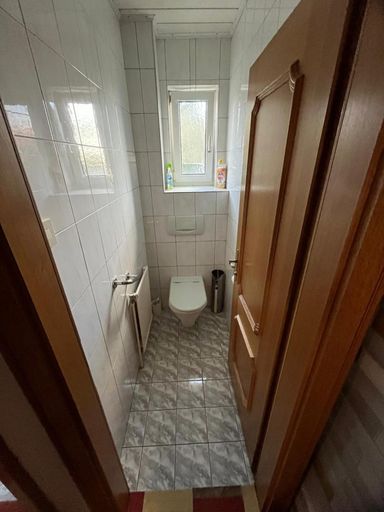 12_WC.jpg – Separates WC mit Fenster