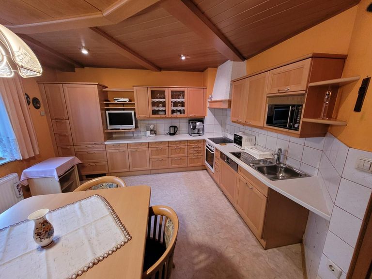 08_Kueche.jpg – Küche mit Geräten