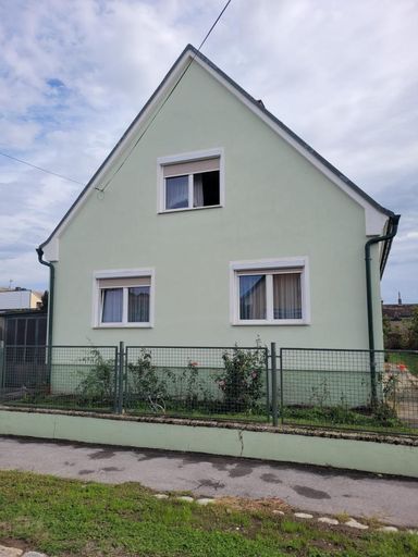 01_Aussenansicht_Haus1.jpg – Außenansicht mit Vorg