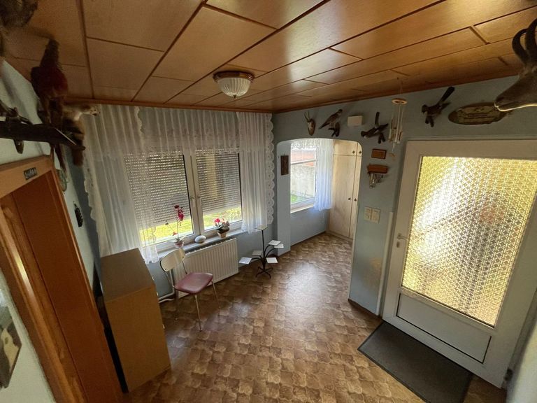 04_Eingangsbereich2.jpg – Vorraum mit Holzdecke un