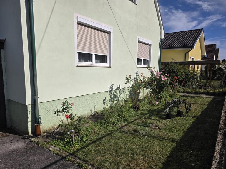 01_Aussenansicht_Haus2.jpg – Außenansicht mit Vorg