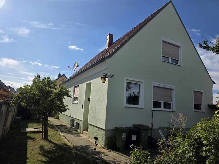 01_Aussenansicht_Haus3.jpg – Außenansicht mit Vorg