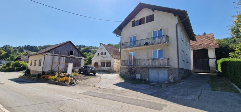 Haus mit Ansicht zu den 2 Nebengebäuden