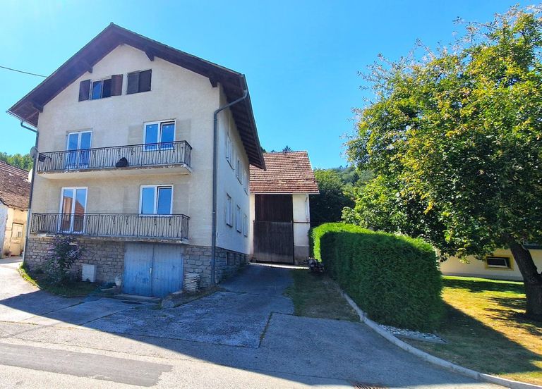 Sicht zur Garageneinfahrt