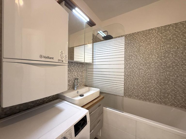 Bad mit Wanne, WB, Unterkasten, Leuchtspiegel + WM