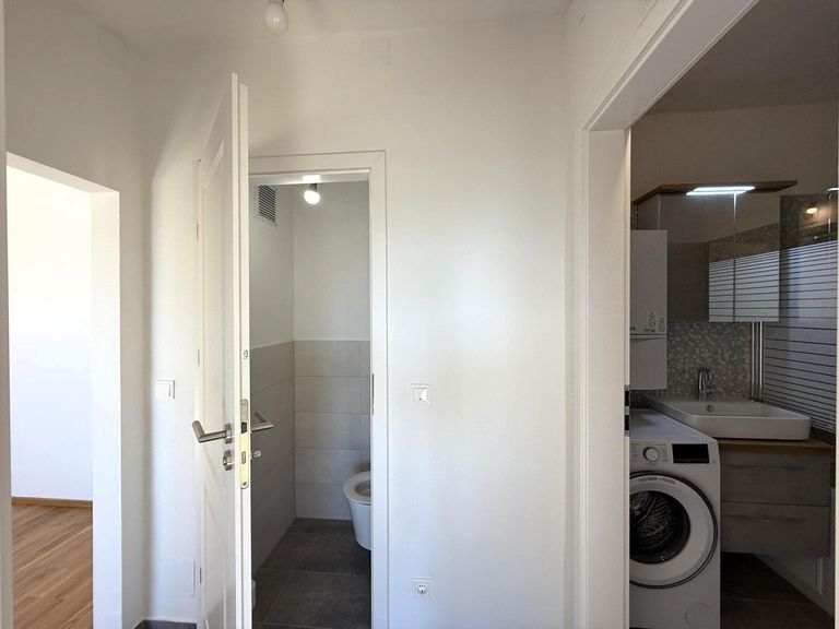 Flur - Blick ins Bad und Toilette