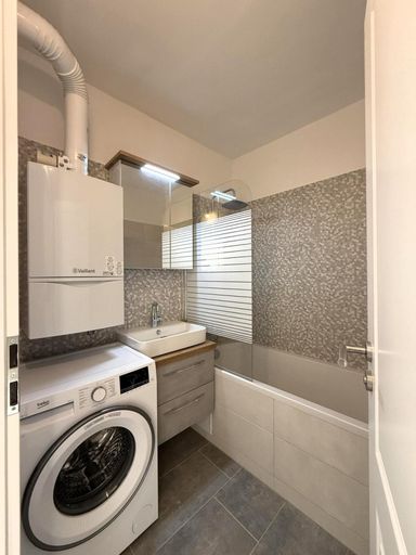 Bad mit Wanne, WB, Unterkasten, Leuchtspiegel + WM