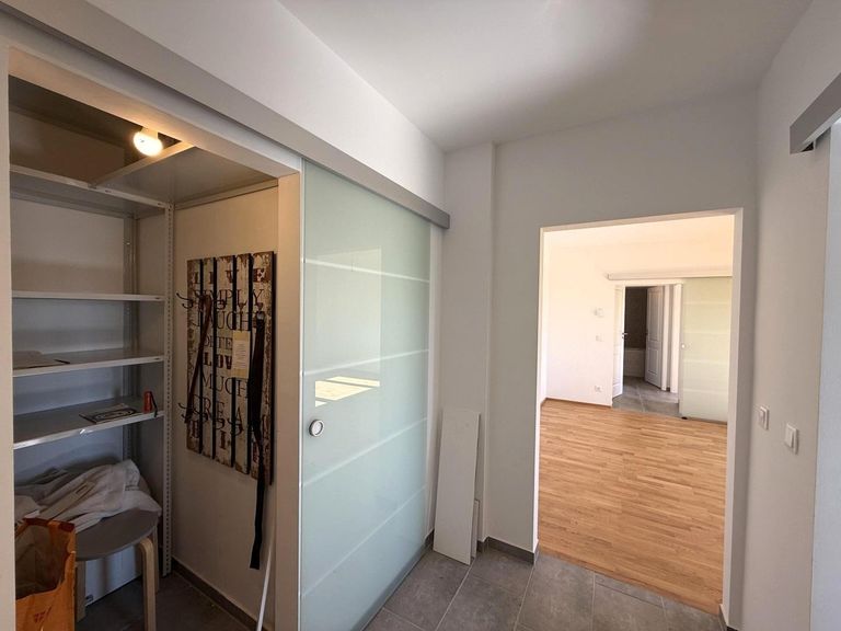 Garderobe / Abstell Blick ins Wohnzimmer