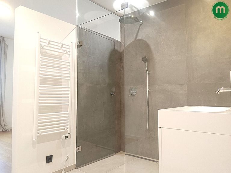 En-Suite-Bad mit Walk-in-Regendusche