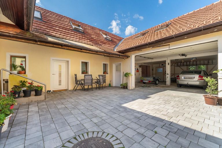 Außenansicht Garage