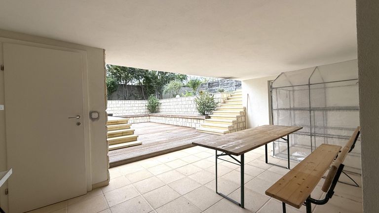 überdachte Terrasse unten