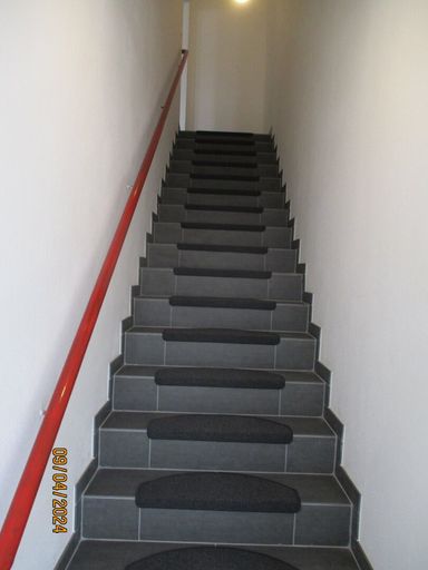 Stiegenaufgang: KI generierte Fliesen