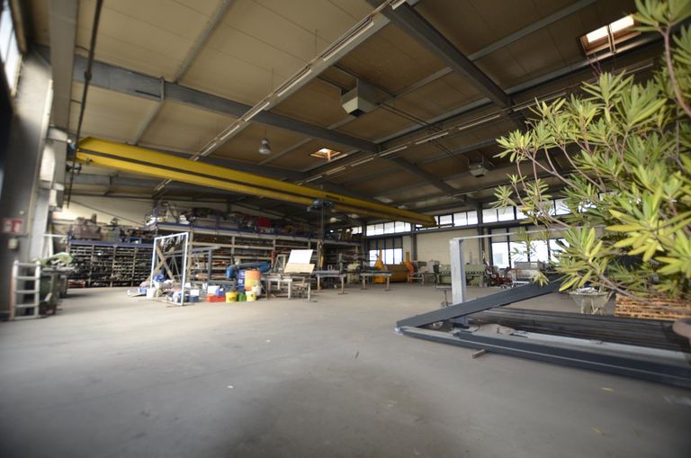 Halle mit DEMAG Kran