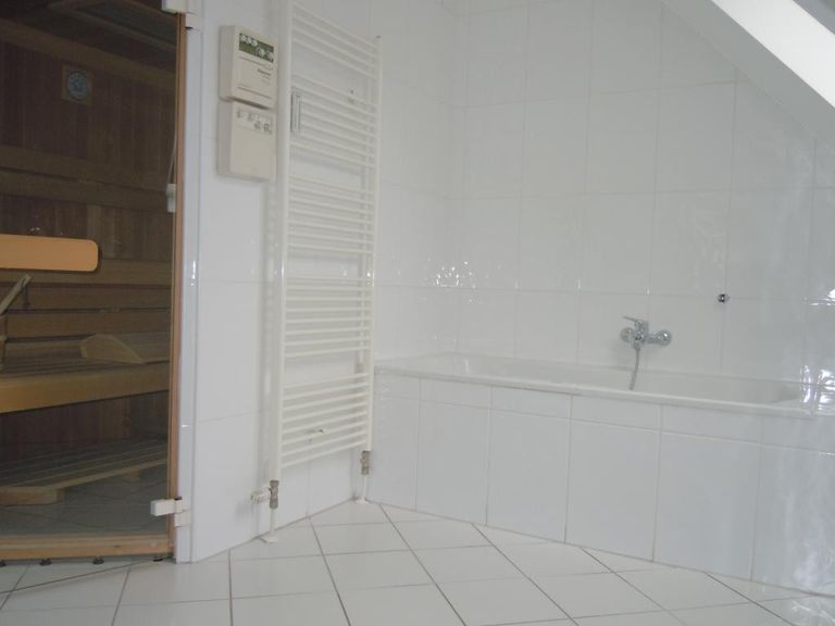 Badezimmer mit Sauna, Wanne und Dusche im EG