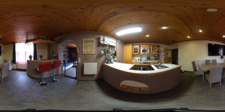 Küche mit Essbereich und Bar