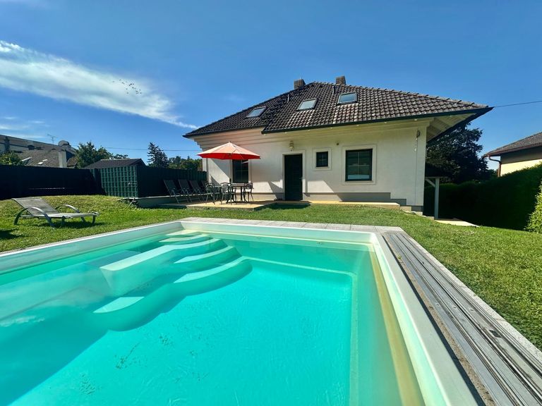 Gartenansicht mit Pool und Terrasse