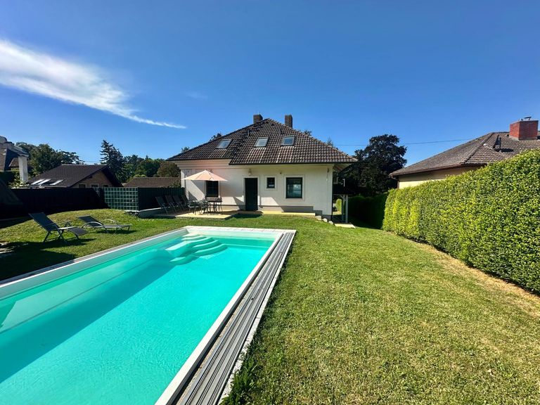 Gartenansicht mit Pool und Terrasse