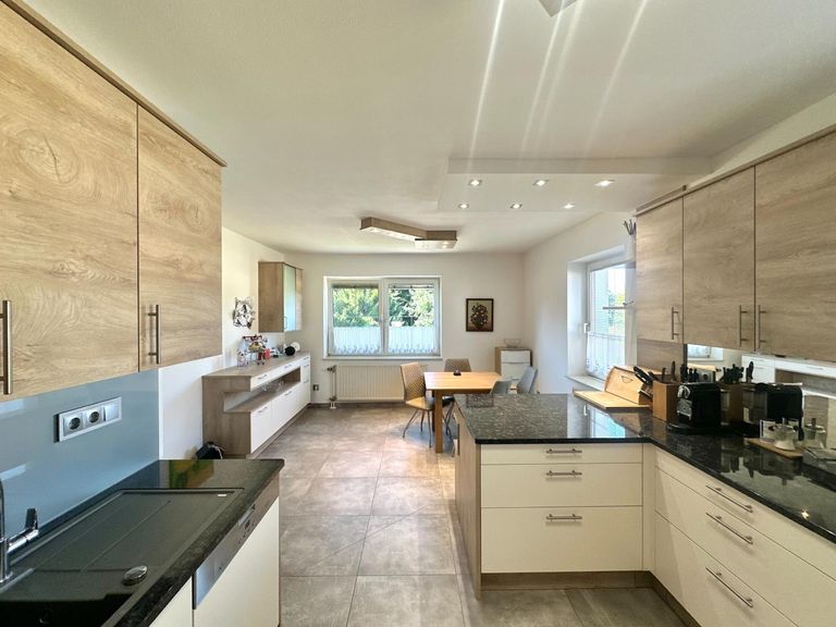 EG Küche mit Essplatz