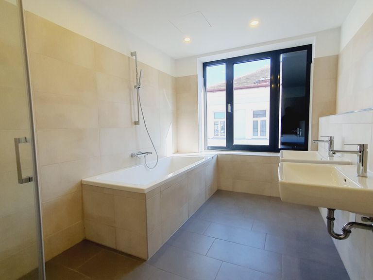 Bad mit Wanne und Dusche