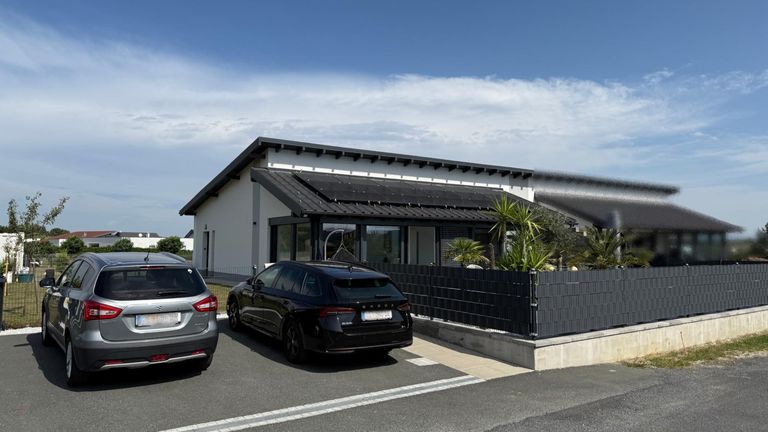 Zufahrt mit Carportplatz