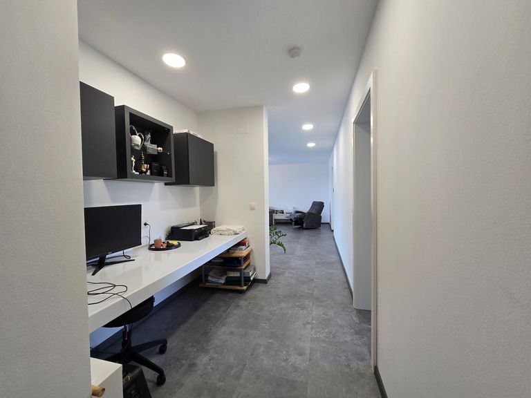 Vorraum zu den Schlafräumen mit Büronische