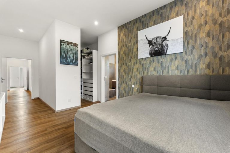 Zimmer mit Schrankraum + Badezimmer en suite