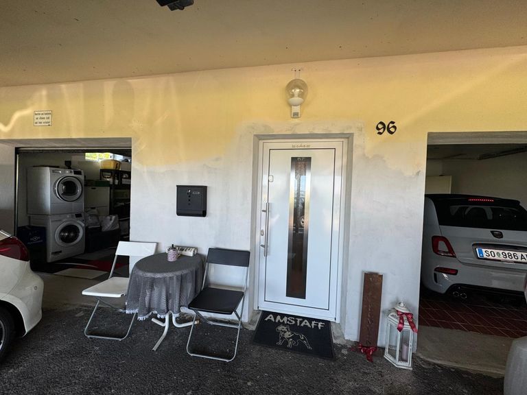 zwei Garagen und überdachter Carport