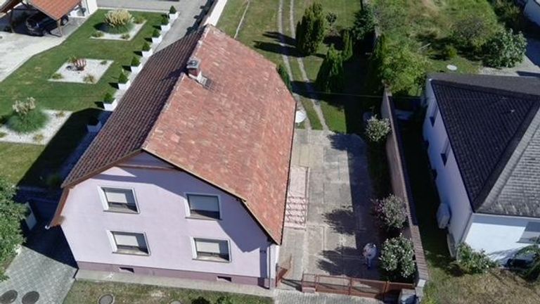 Straßenseitig