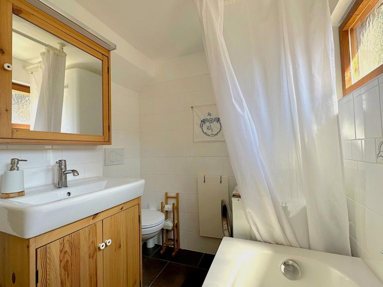 Bad mit Wanne und WC