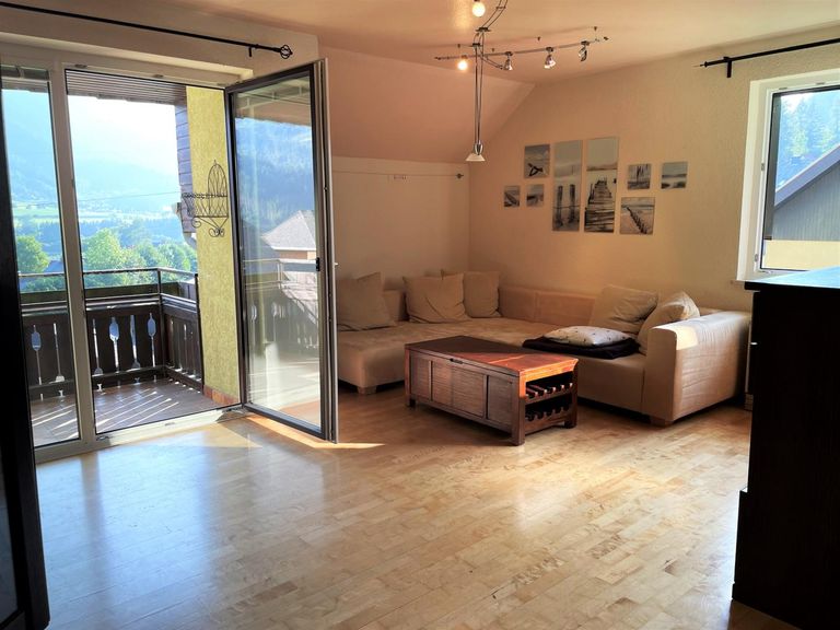 Wohnzimmer mit Zugang zum Südbalkon