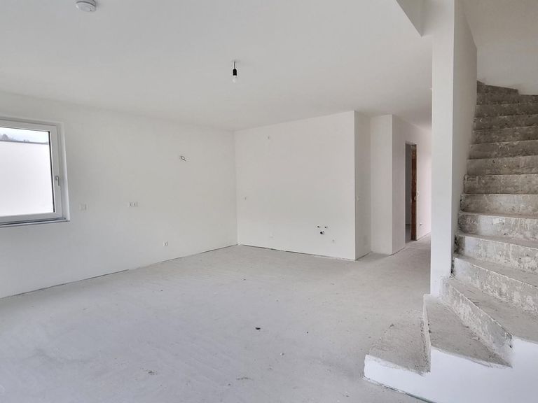 Wohn-Essbereich mit Treppe ins 2. OG