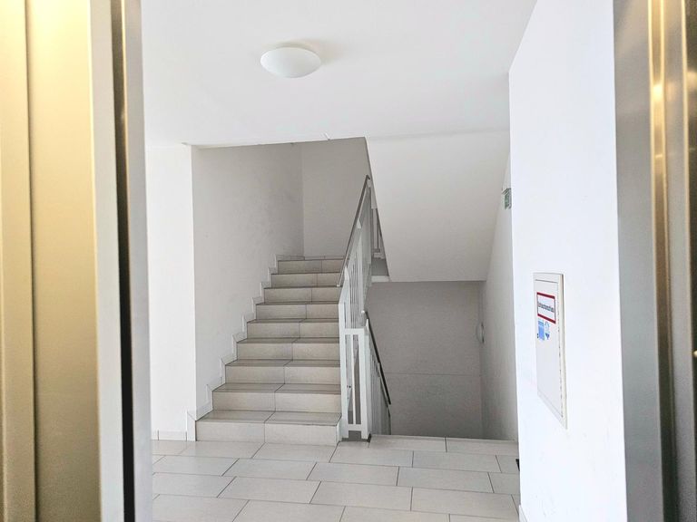 Blick vom Lift auf das Stiegenhaus im 1.Stock