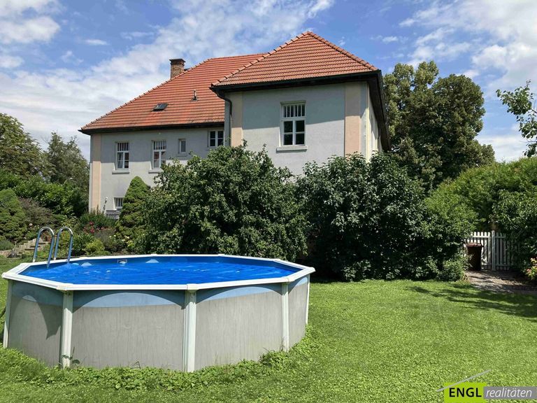 Haus mit Pool und Garten