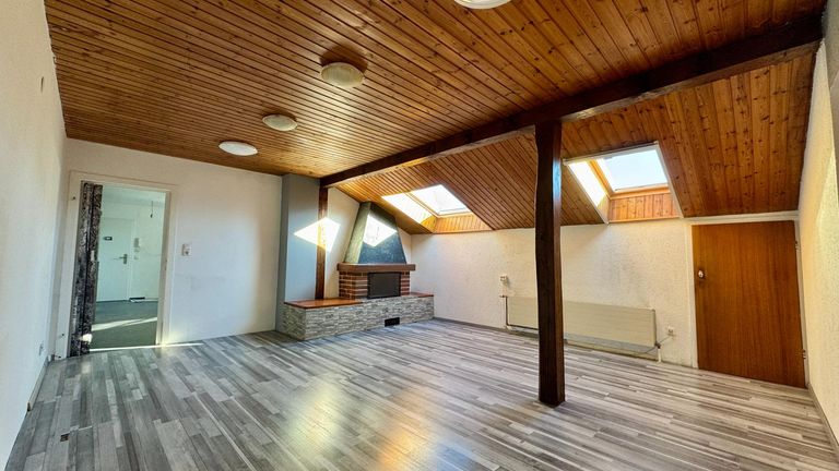 großes Wohnzimmer mit zwei Dachfenster